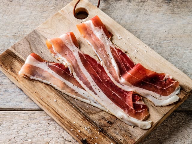 **Bacon:** Stek bacon til det er sprøtt, og legg over på tørkepapir så det får renne av seg.