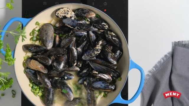 Ha i fløte, fiskekraft og hvitvin og damp videre under lokk til skjellene åpner seg.