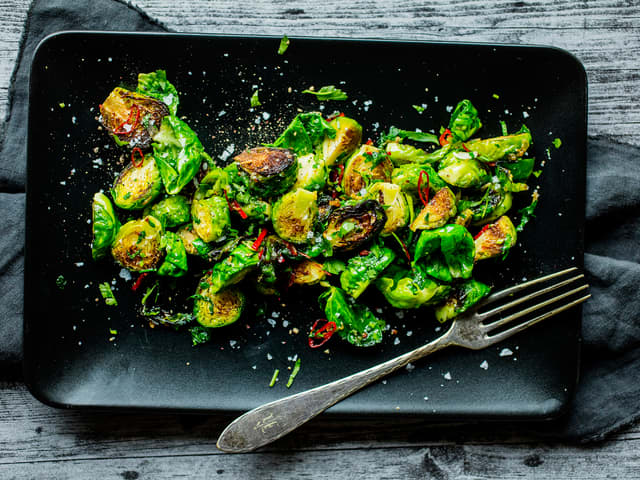 Stekt rosenkål med honning, chili og hvitløk