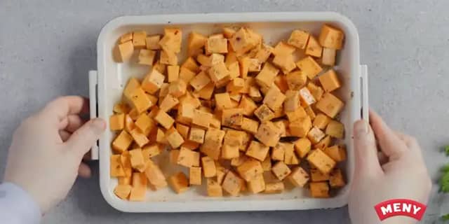 **Ovnsbakt søtpotet:** Skrell søtpoteten og del den i terninger. Vend terningene i olivenolje, salt og pepper. Ha søtpotetterningene på et stekebrett med bakepapir.