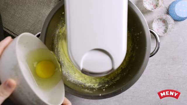 Fortsett å piske mens du tilsetter ett og ett egg. La blandingen piske godt mellom hvert egg.