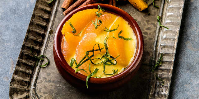 Server gjerne crema catalana med en frisk sitrussalat, mynte og vaniljeis.