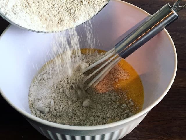 Tilsett resten av melken og salt. La røren svelle i en halvtime.