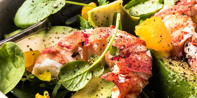 Bland sammen hummerkjøtt, appelsin, mango, avokado, grønn salat og olivenolje. Smak til med salt og pepper.