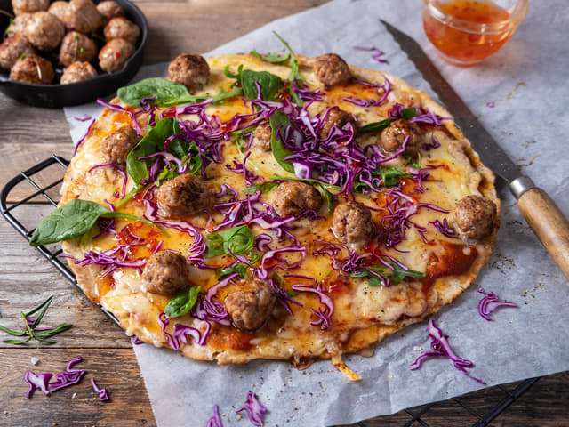 Pizza med medisterboller og rødkål