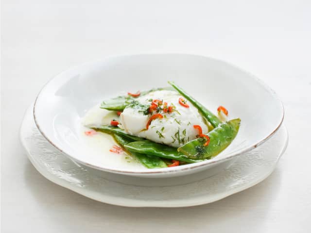 Lettsaltet torsk og sukkererter i folie med dill- og chilismør