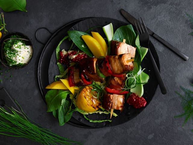 Grillspyd med ribbe og mangosalat