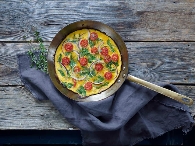 Omelett med spinat og cherrytomater