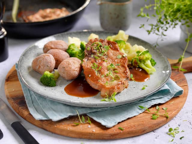 Nakkekoteletter med rødvinssaus