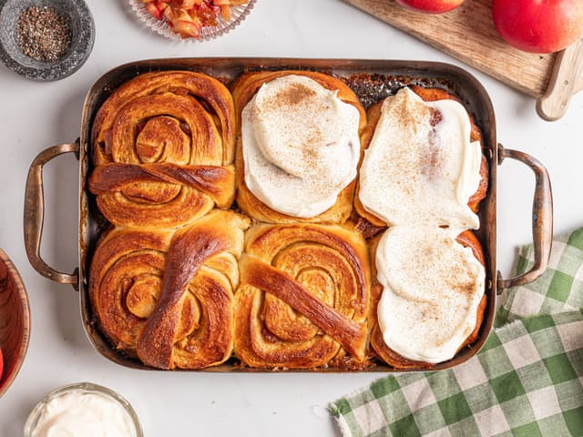 Kanelsnurrer med eplefyll og kremostglasur