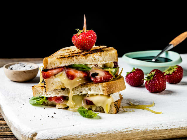 Ostesmørbrød med brie, jordbær og basilikum