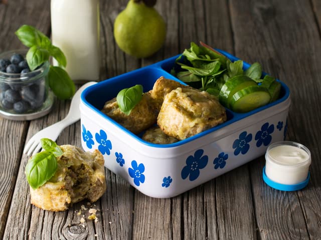 Grove pizzasnurrer med pesto, bacon og purre