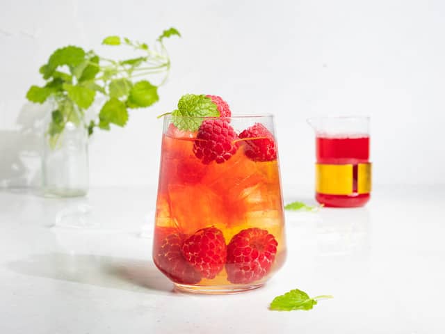 Sval mocktail med bringebær og iste