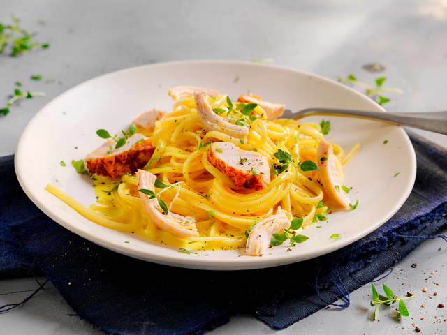 Kremet pasta med grillet kylling og hjemmelaget fløtesaus