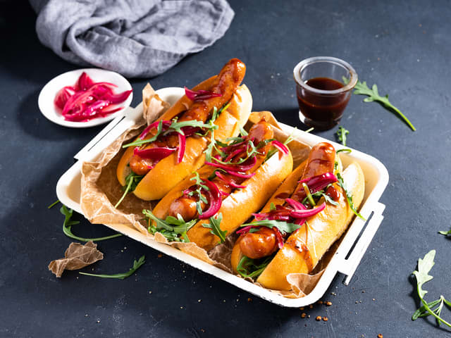 Spicy ostepølse med syltet rødløk