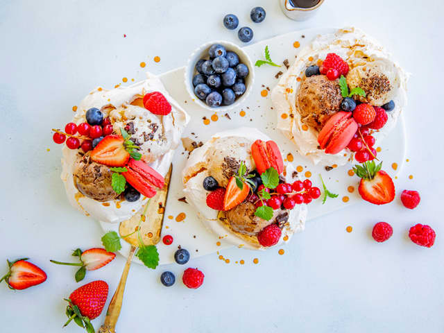 Minipavlova med iskrem