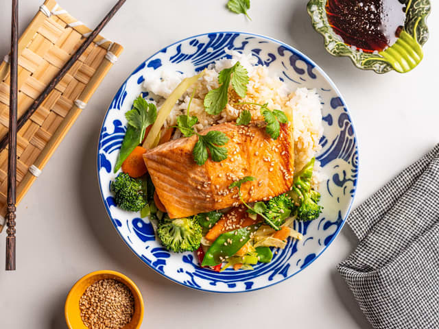 Wok med laks teriyaki