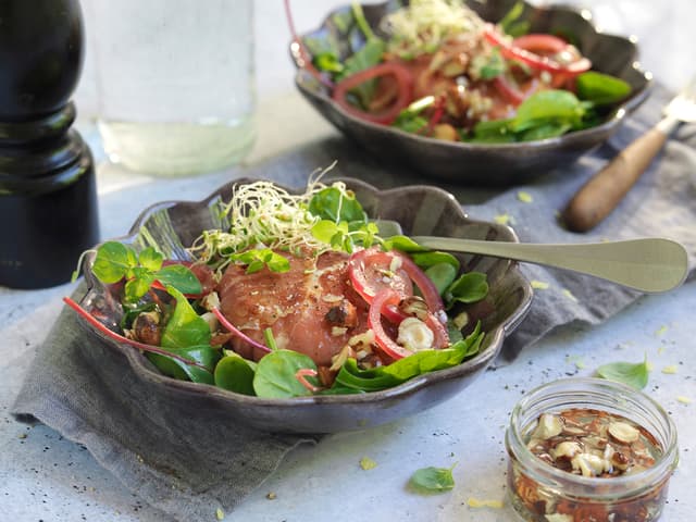 Stekt mozzarella i spekeskinke med nøtter