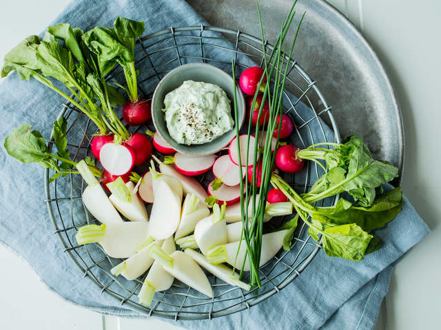 Neper og reddiker med basilikum- og gressløkdipp