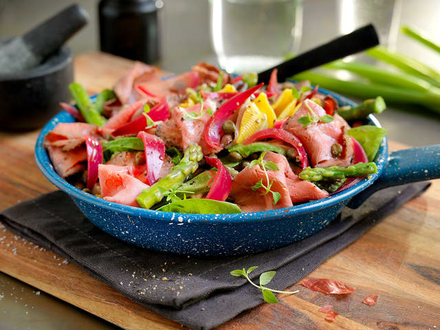Pastasalat med roastbiff og sprø grønnsaker