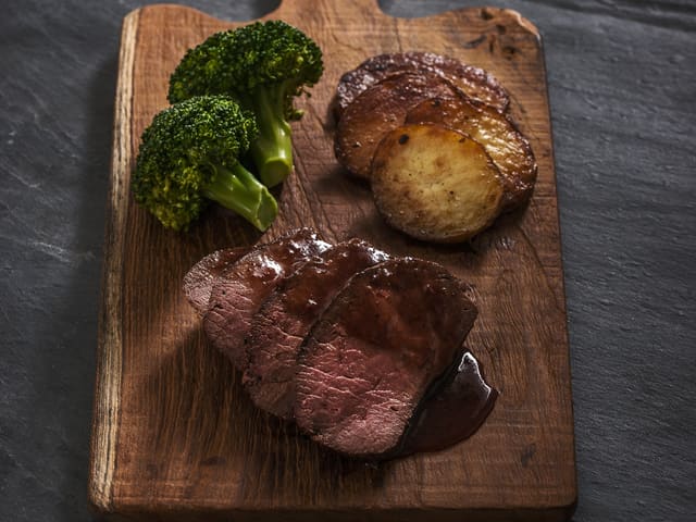 Flatbiff av reinsdyr med tyttebærsaus