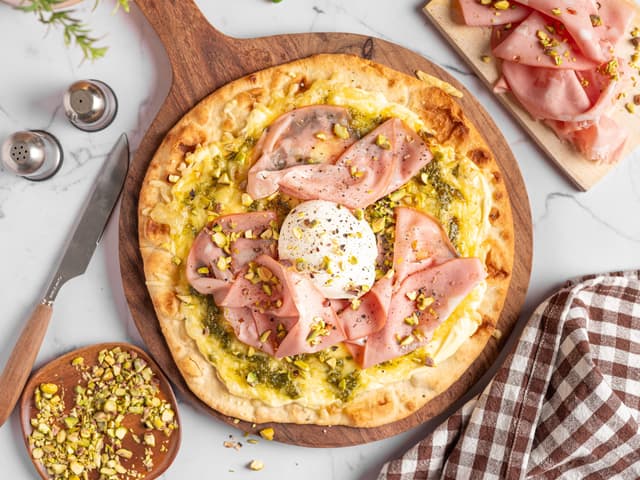 Pizza med mortadella og pistasjnøtter