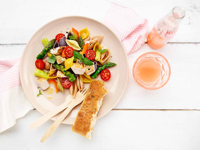 Pastasalat med kyllingbryst og asparges