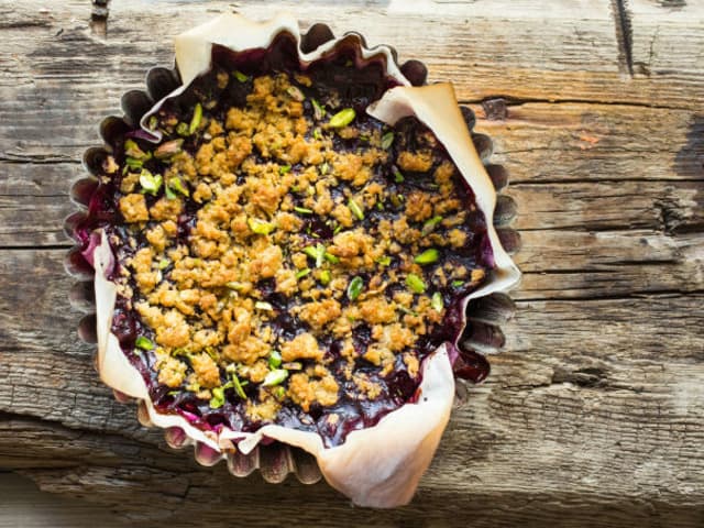 Smuldrepai med bær og pistasj