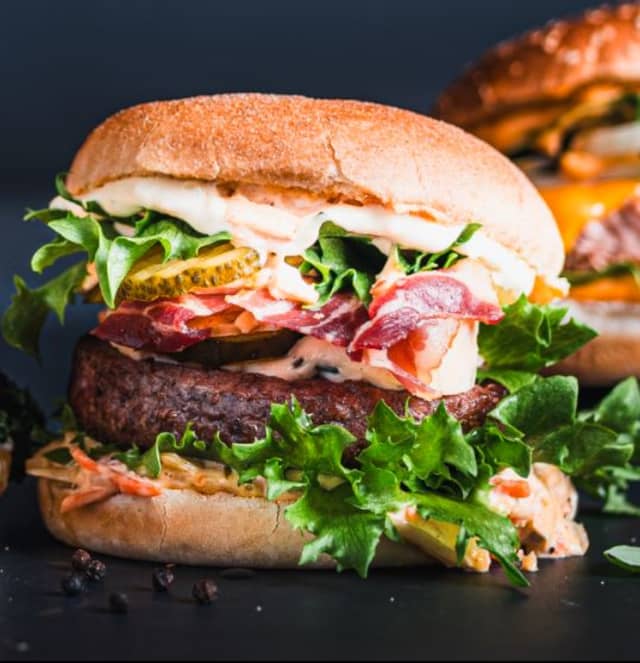 Burger med coleslaw og blåmuggost