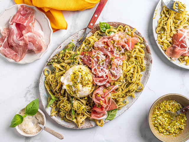 Pasta med burrata og spekeskinke