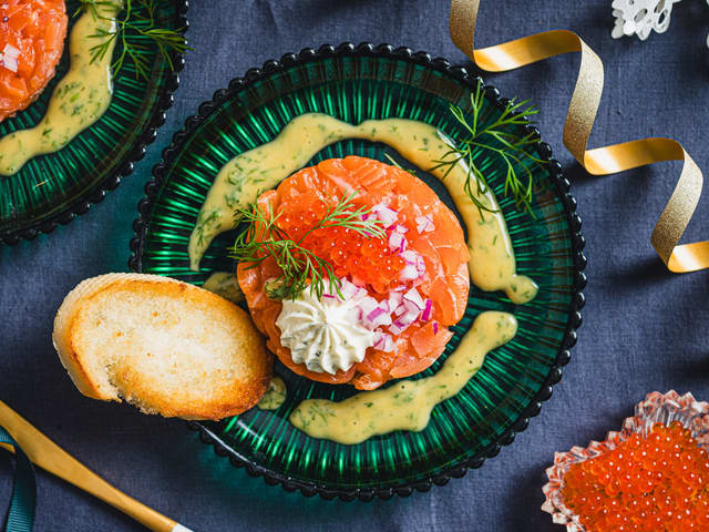 Laksetartar med røkelaks og pisket rømme