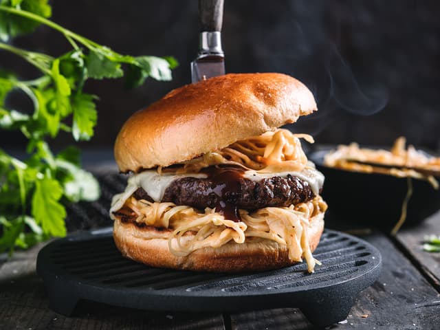 BBQ cheeseburger med coleslaw