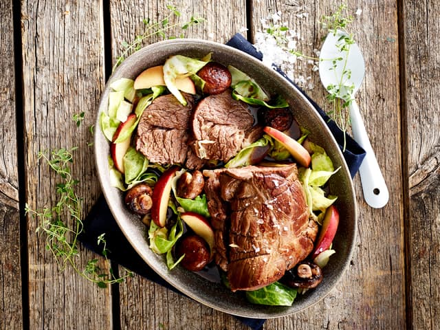 Langtidsstekt oksestek med sopp, eple og kål