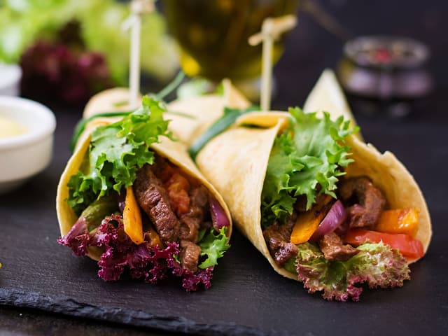 Fajitas med biffstrimler og bakt løksalat