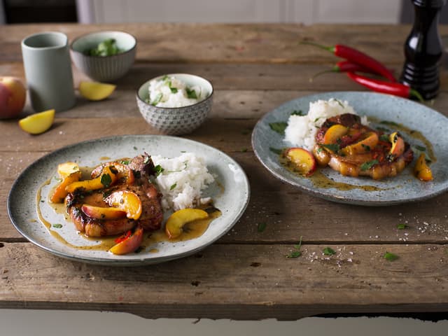 Svinekoteletter med fersken og chili