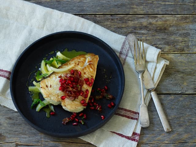 Stekt kveite med appelsinglasert fennikel og granateplesalsa