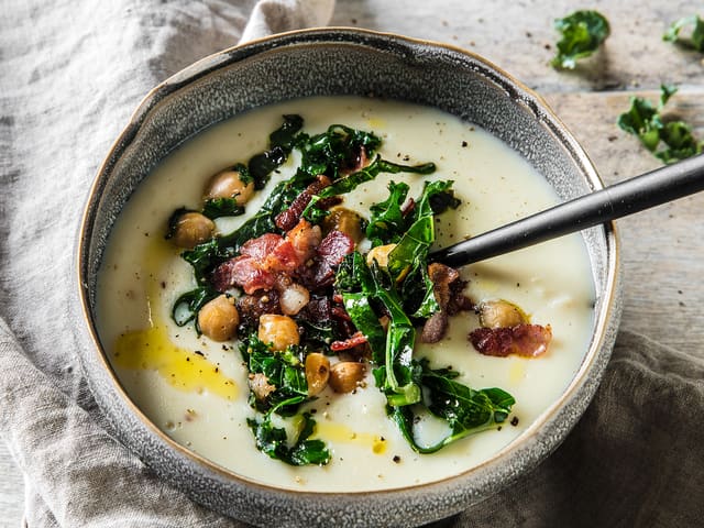 Blomkålsuppe med kikerter og grønnkål
