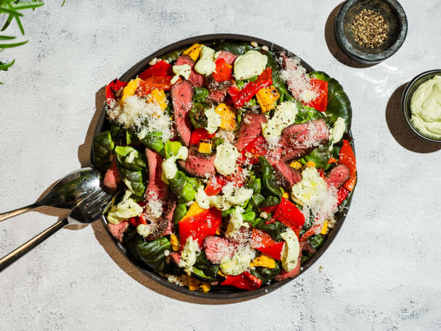 Biffsalat med spicy avokadodressing