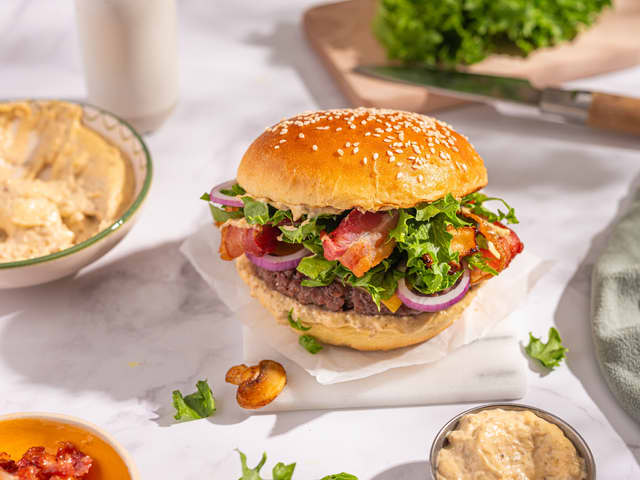 Burger med bacon og umamimajones