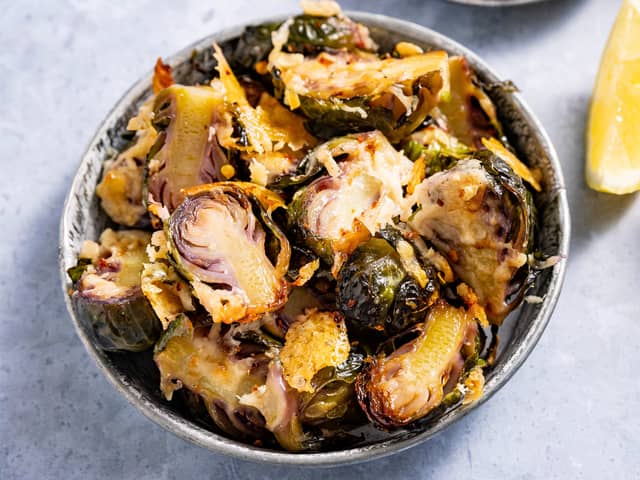 Parmesangratinerte rosenkål