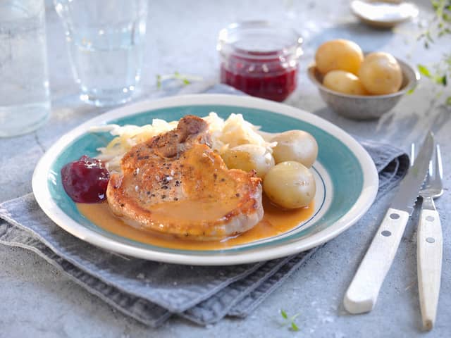 Stekte svinekoteletter med surkål