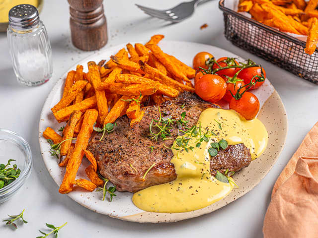 Saftig entrecôte med søtpotet fries og béarnaise
