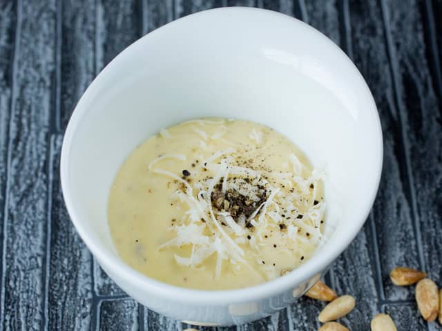 Hvit pizzasaus med parmesan