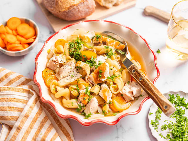 Kyllingsuppe med pasta og grønnsaker