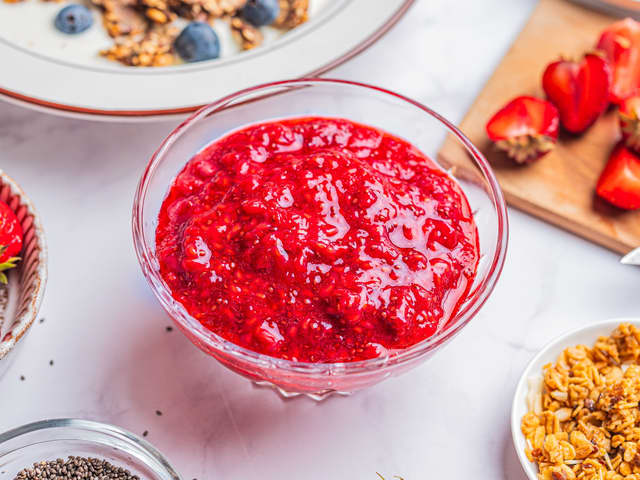 Rørte jordbær med chiafrø