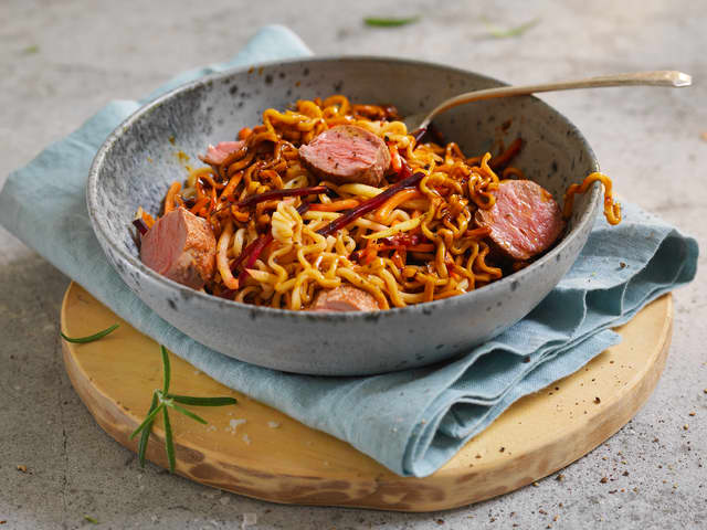 Lammefilet med nudler og rødbeter