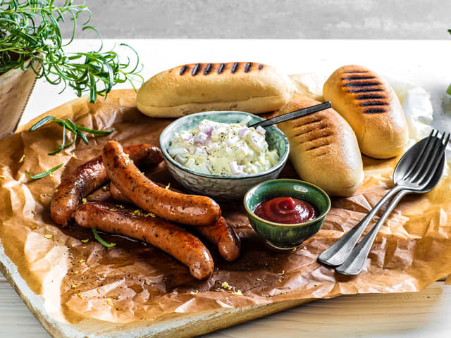 Kyllingpølse med løksalat