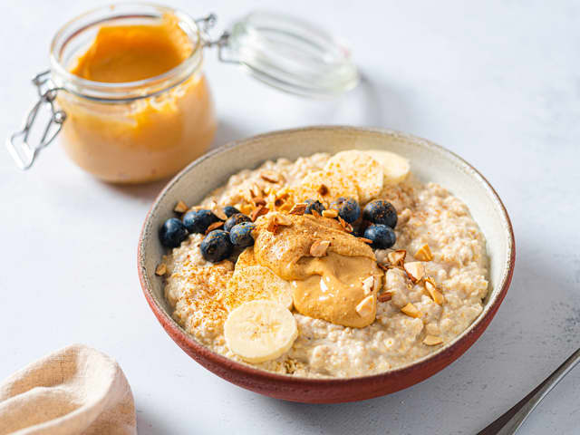 Havregrøt med nøttesmør