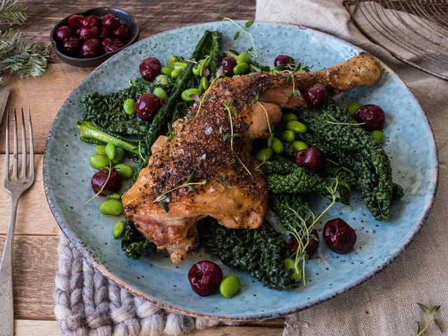 Saftig kyllinglår med svartkål og edamamebønner