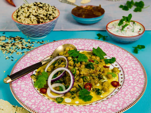 Indisk curry med kikerter og spinat
